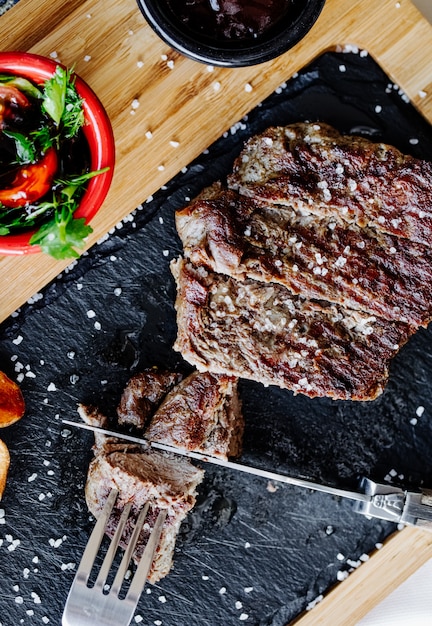 Tira de asado al fuego